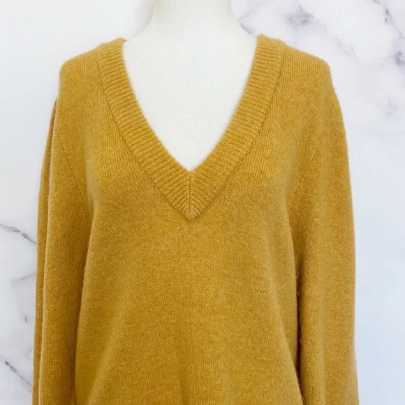 SOLD Madewell Westgate V-Neck Sweater in Coziest Yarn - Picture 5 of 14